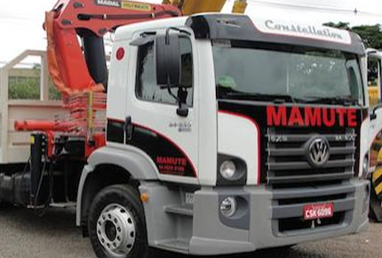 CAMINHÕES EQUIPADOS COM GUINDASTES ARTICULADOS